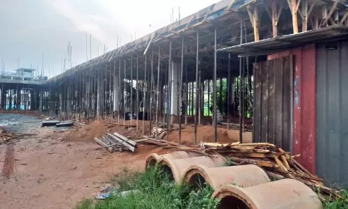 തൊഴിലാളി ക്ഷാമം; മരവ്യവസായവും കെട്ടിട നിർമാണ മേഖലയും പ്രതിസന്ധിയിൽ