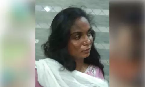 വിവാഹത്തിരക്കിനിടെ മാല പൊട്ടിക്കാൻ ശ്രമം;യുവതിയെ വീട്ടമ്മ പിടികൂടി