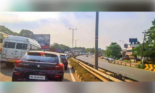 ചാലക്കുടിപ്പാലത്തിന്റെ ഒരു ഭാഗം അടച്ചു;ഗതാഗതക്കുരുക്ക് രൂക്ഷമാകുമെന്ന് ആശങ്ക