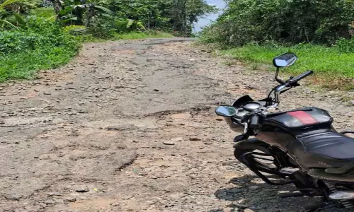 ചാ​ലാ​പ്പ​ള്ളി-​അ​റ​ഞ്ഞി​യ്ക്ക​ൽ റോ​ഡ് ത​ക​ർ​ന്നു; വാ​ഹ​ന യാ​ത്ര ദു​രി​ത​മാ​കു​ന്നു