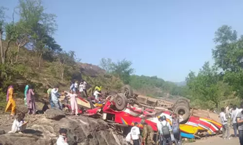 ജമ്മു-കശ്മീരിൽ ബസ് അപകടം; 21പേർ മരിച്ചു