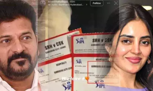 മു​ഖ്യ​മ​ന്ത്രി​ക്ക് ന​ൽ​കി​യ വി.​ഐ.​പി ടി​ക്ക​റ്റു​ക​ൾ ന​ടി​യു​ടെ കൈ​യി​ൽ