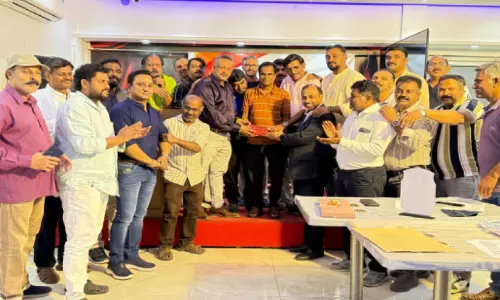 42 വ​ർ​ഷ​ത്തെ പ്ര​വാ​സം; ജോ​സ​ഫ് അ​റ​ക്ക​ലി​ന്   ‘റി​യ’ യാ​ത്ര​യ​യ​പ്പ് ന​ൽ​കി