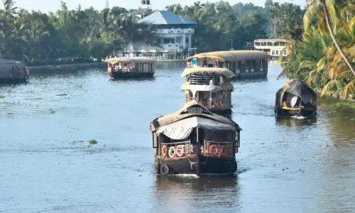വേമ്പനാട്​ കായലിൽ സർവിസിന്​ വിലക്ക്​; ഹൗസ്​ബോട്ട്​ മേഖലയിൽ ആശങ്ക