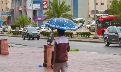 മഴ തുടരും...