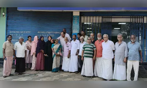 സപ്ലൈകോക്ക് നൽകിയ നെല്ലിന്റെ വില ലഭിച്ചില്ല; കർഷകർ ബാങ്കിന് മുന്നിൽ പ്രതിഷേധിച്ചു