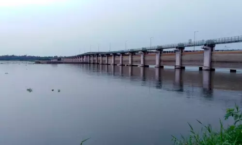 ത​ണ്ണീ​ർ​മു​ക്കം ബ​ണ്ട്​ ഷ​ട്ട​ർ തു​റ​ന്നു തു​ട​ങ്ങി