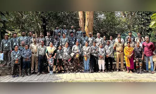 അ​ധി​നി​വേ​ശ സ​സ്യ​ങ്ങ​ളെ പി​ഴു​തെ​റി​ഞ്ഞ് പ്ര​കൃ​തി​സ്നേ​ഹി​ക​ളു​ടെ സം​ഘം