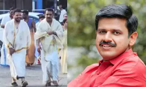 പിണറായി ഉൾപ്പെടെയുള്ളവർ എത്ര കഷ്ടപ്പെട്ടിട്ടാണ് കമ്മ്യൂണിസ്റ്റായി അഭിനയിക്കുന്നത് അല്ലേ? സമ്മതിക്കണമെന്ന് സന്ദീപ് വാര്യർ