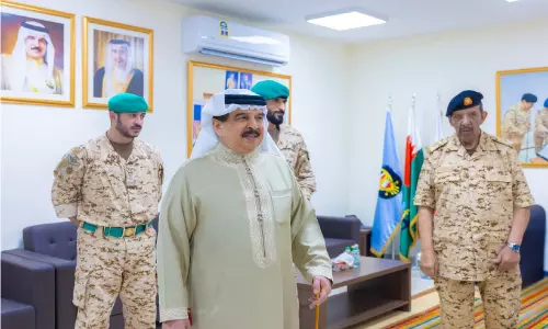 ബി.ഡി.എഫ് യൂനിറ്റ് സന്ദർശിച്ച് ഹമദ് രാജാവ്