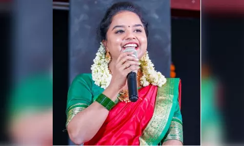 കഥാപ്രസംഗത്തിൽ തുടങ്ങി,   അവതാരകയിൽ തിളങ്ങി മനീഷ സന്തോഷ്