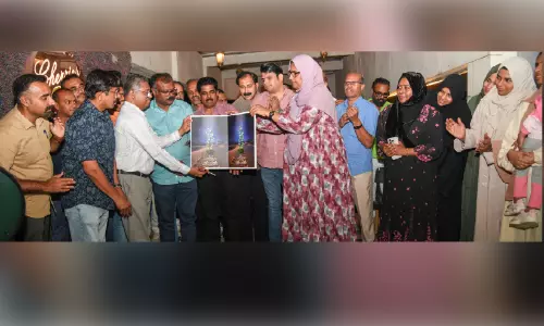 ‘വ​ള്ളീം പു​ള്ളീം’ സു​വ​നീ​ർക​വ​ർ പേ​ജ് പ്ര​കാ​ശ​നം ചെ​യ്തു