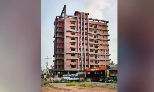 ഹൈകോടതി വിധിയിൽ പരിഹാരം;ദേശീയപാത നിർമാണത്തിന് തടസ്സമായപാർപ്പിട സമുച്ചയം പൊളിച്ചുതുടങ്ങി