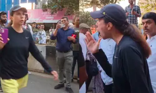 ‘ഇവിടെ നിന്ന് പോകൂ’! മന്ത്രിക്കെതിരെ പൊട്ടിത്തെറിച്ച് യുവതി; മുംബൈയിൽ ട്രാഫിക് തടഞ്ഞുള്ള പ്രതിഷേധത്തിനിടെ നാടകീയ രംഗങ്ങൾ