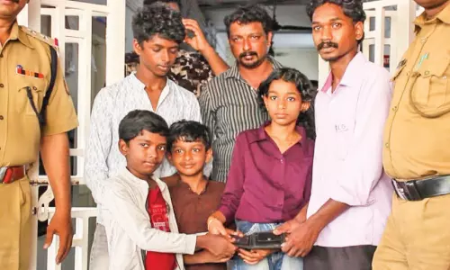 കളഞ്ഞുകിട്ടിയ പഴ്സ് ഉടമക്ക് നൽകി കുരുന്നുകൾ