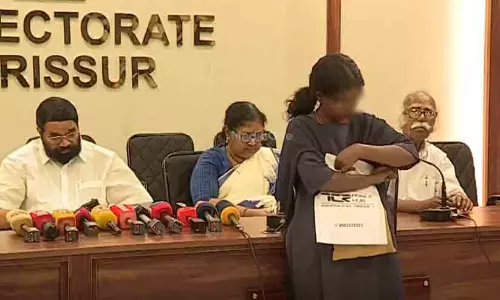 തൃശൂരിൽ മന്ത്രിമാരുടെ വാർത്താസമ്മേളനം തടസപ്പെടുത്തി യുവതി