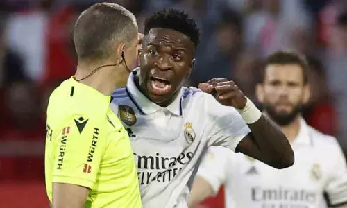 വിനീഷ്യസിനെ വിൽക്കുന്നതാണ് റയലിന് നല്ലത്; ഡ്രസ്സിങ് റൂമിൽ ഭിന്നതയുണ്ടാക്കുന്നു