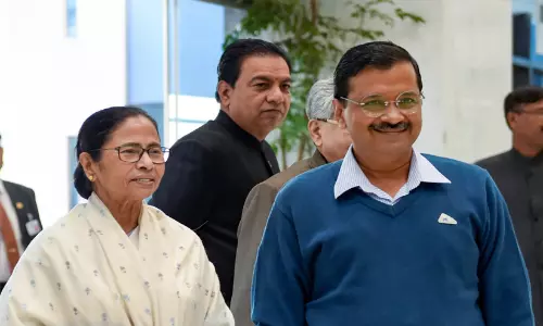 ബംഗാൾ പോരാട്ടം: മമതക്ക് പിന്തുണയുമായി കെജ്‌രിവാൾ; തെരഞ്ഞെടുപ്പ് കമീഷനെതിരെ രൂക്ഷവിമർശനം