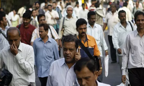 പണി പാളുന്നു, പണി കിട്ടാനില്ല, ‘പണി കിട്ടയവരേറെ’...