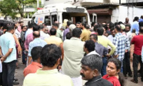 ഉ​ള്ളു​പൊ​ള്ളി​ച്ച് മോ​ർ​ച്ച​റി​ക്ക് മു​ന്നി​ലെ കാ​ഴ്ച​ക​ൾ; ക​രി​ഞ്ഞ ശ​രീ​ര​ഭാ​ഗ​ങ്ങ​ൾ​ക്കി​ട​യി​ൽ ഉ​റ്റ​വ​രെ തേ​ടി ബ​ന്ധു​ക്ക​ൾ