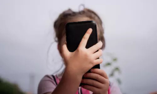 അപസ്മാരം ബാധിച്ച അമ്മക്ക് രക്ഷകയായി ആറുവയസ്സുകാരി;ബഹ്‌റൈൻ എമർജൻസി ഹോട്ട്‌ലൈൻ നമ്പറായ 999ലേക്ക് വിളിച്ചത് വഴിത്തിരിവായി