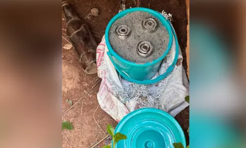 ചാ​നി​യം​ക​ട​വി​ൽ മൂ​ന്ന് വ്യാ​ജ സ്റ്റീ​ൽ ബോം​ബു​ക​ൾ ക​ണ്ടെ​ത്തി