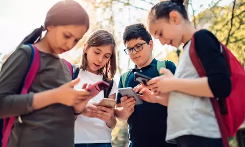 സ്കൂളിൽ ഫോണും ടാബും വിലക്കണം -ബാലാവകാശ കമീഷൻ