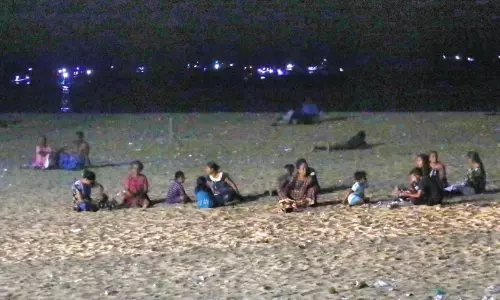 കടൽതീരത്ത്​ രാത്രി ഉറക്കത്തിനെത്തുന്നത്​ നിരവധിപേർ