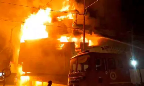 ഇരിങ്ങാലക്കുടയില്‍ തുണിക്കടയിൽ തീപിടിത്തം;സം​സ്ഥാ​ന പാ​ത​യി​ൽ ഏ​റെ നേ​രം ഗ​താ​ഗ​തം ത​ട​സ്സ​പ്പെ​ട്ടു