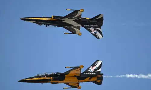 ലാസ്റ്റ് ഫ്ലൈറ്റ് മാസ് ആക്കാൻ വിമാനത്തിൽ നിന്ന് സെൽഫി; പൈലറ്റിന് 55 ലക്ഷം പിഴയിട്ട് അധികൃതർ