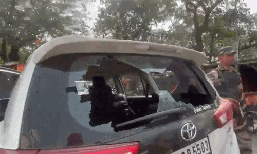 പശ്ചിമ ബംഗാൾ തെരഞ്ഞെടുപ്പ്: ബി.ജെ.പി എം.എൽ.എ യുടെ വാഹനത്തിന് നേരെ ആക്രമണം; കാർ തകർത്തു