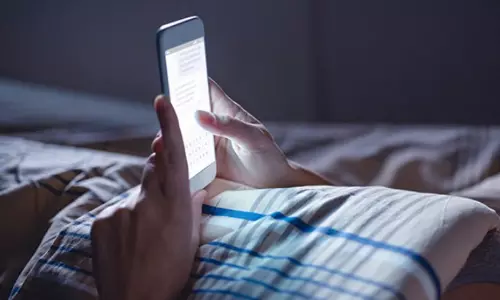 അതിരാവിലെ ഉറക്കമുണർന്ന് ഫോൺ പരിശോധിക്കുന്ന ശീലമുണ്ടോ..? ഇതാണ് നിങ്ങളുടെ തലച്ചോറിന് സംഭവിക്കുന്നത്..