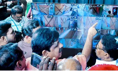 സ്ട്രോ​ങ് റൂ​മു​ക​ളി​ൽ എ​ന്തെ​ടു​ക്കു​ക​യാ​ണ്?