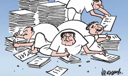 കോ​ൺ​ഗ്ര​സി​ലെ മു​ഖ്യ​മ​ന്ത്രി​പ്പോ​രി​ൽ ‘ഇ​മേ​ജ്​’ കൂ​ട്ടാ​ൻ വി​ഡി​യോ​ക​ളും പു​സ്ത​ക​ങ്ങ​ളു​മാ​യി നേ​താ​ക്ക​ൾ