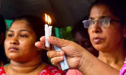 ഓർമകളിലുരുകി അവർ തിരികൊളുത്തി; ​​പ്രതിഷേധം കത്തി