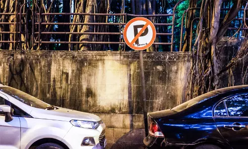 ബൈപ്പാസിൽ നിയമം ലംഘിച്ച്  അനധികൃത പാർക്കിങ്