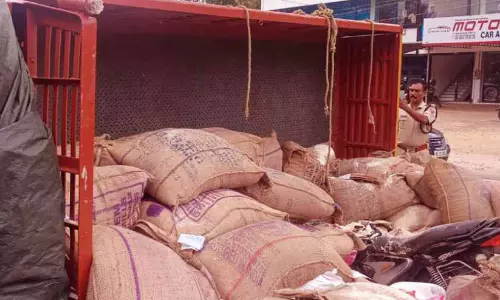 റേഷന്‍ സാധനങ്ങളുമായി പോയ മിനി ലോറികൾ മറിഞ്ഞു; ഒരാൾക്ക് പരിക്ക്