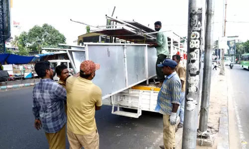 ഒടുവിൽ പരസ്യ ബോർഡുകൾ ‘ഇളകി’; ആദ്യ കൗൺസിൽ യോഗത്തിലെടുത്ത തീരുമാനമാം നടപ്പാക്കി