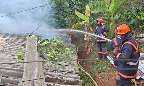 മു​ള​ക​ര​മേ​ട്ടി​ൽ വീ​ട്​ ക​ത്തി​ന​ശി​ച്ചു