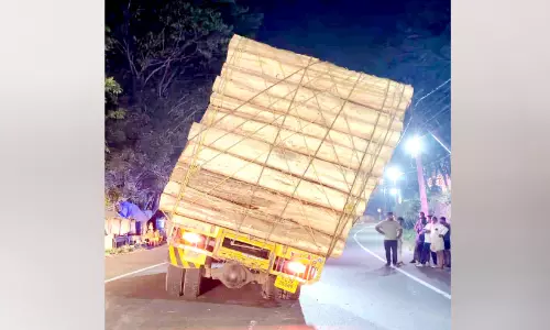 ന​ടു​റോ​ഡി​ൽ ത​ടി ലോ​റി ച​രി​ഞ്ഞു