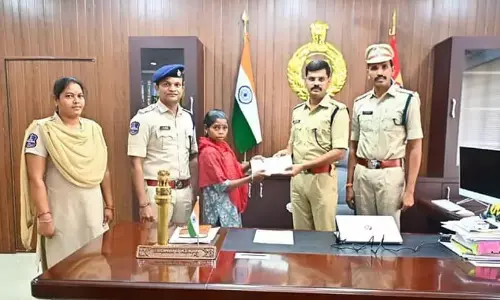 മാവോയിസ്റ്റ് യുവതി പൊലീസിൽ കീഴടങ്ങി; തുണയായത് തെലങ്കാന സർക്കാരിന്റെ പുനരധിവാസ പദ്ധതി