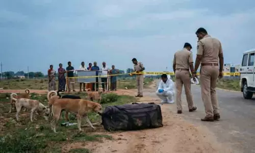 ബാഗിലാക്കി ഉപേക്ഷിച്ച മൃതദേഹം നായ്ക്കൾ വലിച്ചിഴച്ചു