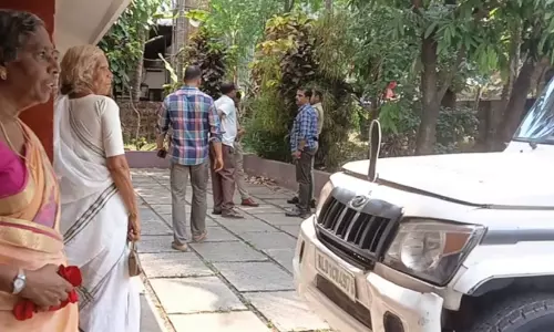 10 പവൻ സ്വർണം രണ്ട് ഡയമണ്ട് കമ്മൽ 30,000 രൂപയും മോഷണം പോയി: അന്വേഷണം ആരംഭിച്ച് പൊലീസ്