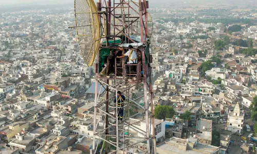 18 മാസം ടവറിനു മുകളിൽ സമരം; ഒടുവിൽ ഗുർജീത് ഖൽസ ഭൂമിയിൽ