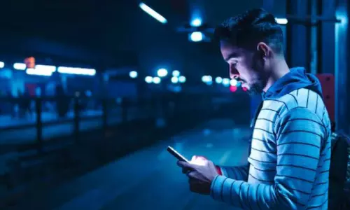 മൊബൈൽ സ്‌ക്രോളിങ്ങിന് അടിമയായോ; അപകടം പതിയിരിപ്പുണ്ട്