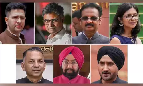 കൂറുമാറ്റം തടയാൻ കെജ്‌രിവാൾ ടിക്കറ്റ് വാഗ്ദാനം ചെയ്തു;  എം.പിമാർ ചര്‍ച്ചക്കുപോലും ത‍യ്യറായില്ല