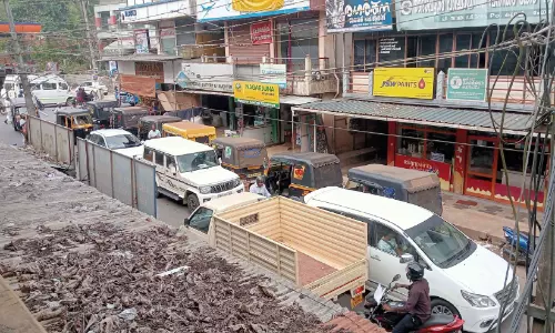 അനധികൃത പാർക്കിങ്ങും ഓട്ടോ സ്റ്റാൻഡും; ഗതാഗതക്കുരുക്കിൽ വലഞ്ഞ് യാത്രക്കാർ
