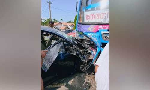 ബത്തേരിയിൽ കാറും ബസും കൂട്ടിയിടിച്ച് 12 പേർക്ക് പരിക്ക്