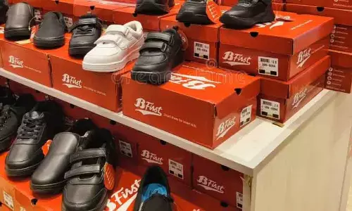 സ്കൂളുകളിലെ അനധികൃത ഷൂ, ബാഗ് വ്യാപാരത്തിനെതിരെ റീട്ടെയിൽ ഫുട്‌വെയർ അസോസിയേഷൻ കോടതിയിലേക്ക്