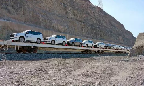 റെയിൽ മാർഗം വാഹനങ്ങൾ എത്തിച്ച്​ ഇത്തിഹാദ്​; ഫുജൈറ തുറമുഖത്തു നിന്ന്​ അബൂദബിയിലേക്കാണ്​ വാഹനങ്ങൾ എത്തിച്ചത്​